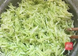 西葫芦鸡蛋玉米饼的做法图解1