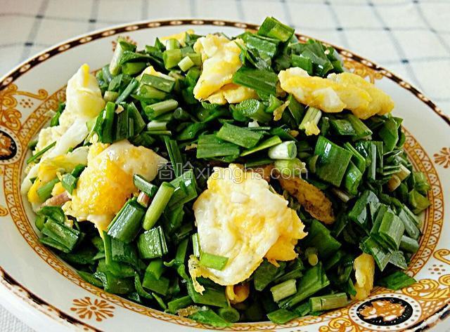 再加入盐味精拌匀后，淋香油拌匀。韭菜馅就做好了。