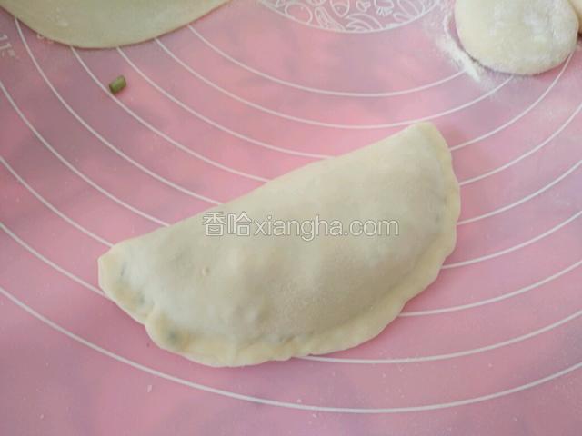 对折，像图中那样捏紧边缘。