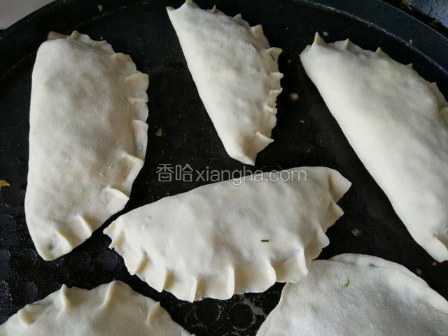 电饼铛预热。锅热后放入韭菜饼不放油哦。