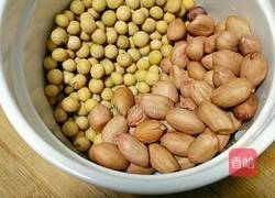 红糖枣花生豆浆的做法图解1