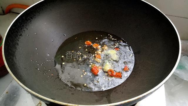 热锅凉油，下干辣椒段.姜丝爆香