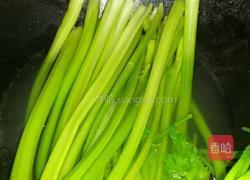 芹菜炒粉条的做法图解2