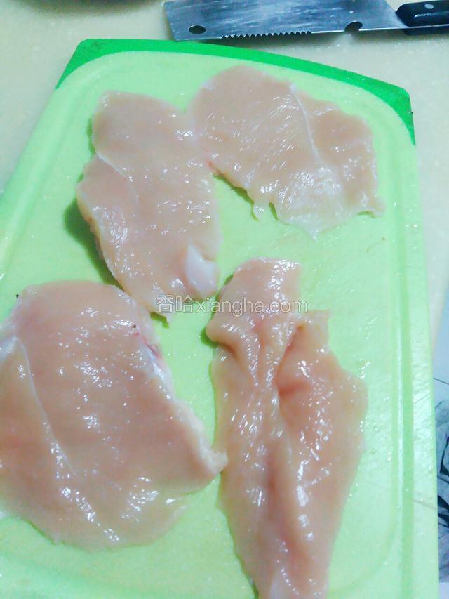 将鸡胸肉一块切成两份。按鸡肉厚度实际情况操作。