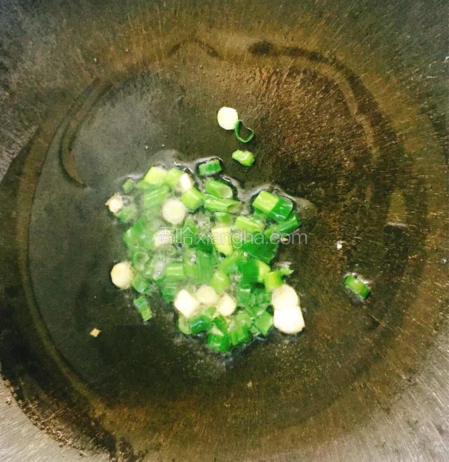 锅中倒入适量食用油，爆香葱花
