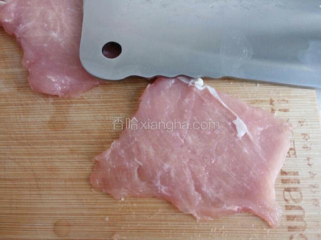 把肉片用刀背拍松，为了入味，口感好。