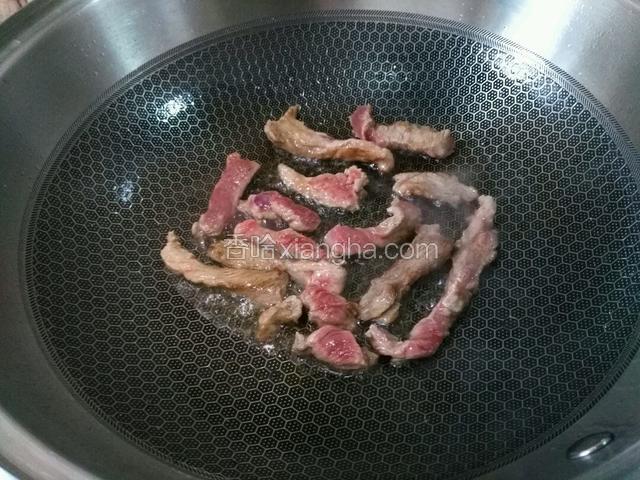 热锅倒油，下腌肉小火煎成6,7分熟出锅，