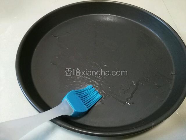 披萨盘刷少量油，