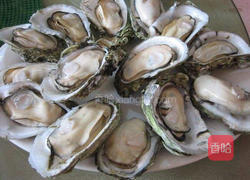 蒜蓉粉丝蒸生蚝的做法图解1