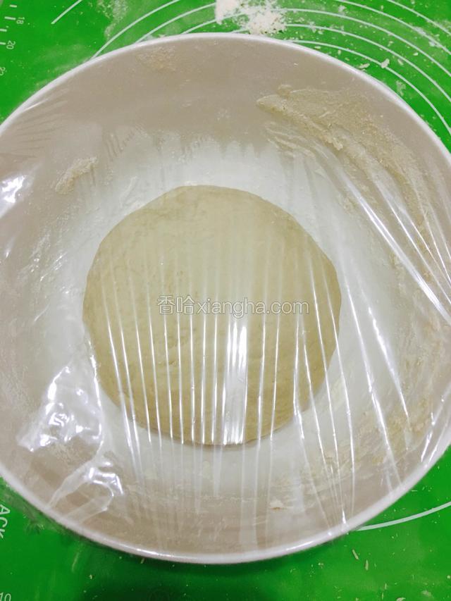 盖上保鲜膜发酵。