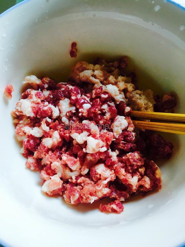 利用面团发酵时间，把肉剁碎，也可以用搅肉机搅碎。