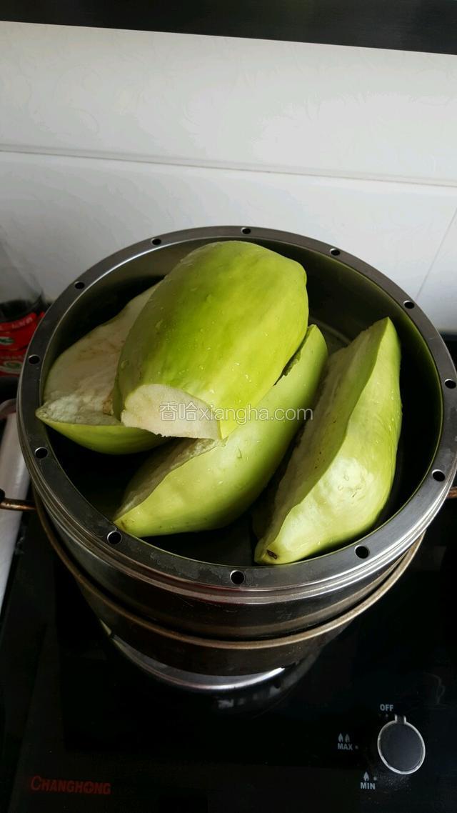 茄子分成两半上锅蒸熟