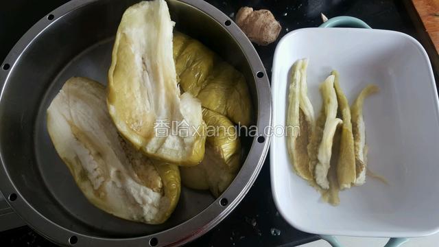 蒸熟后凉一凉然后撕成条，摆盘