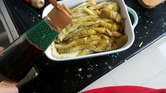然后倒入蒸鱼豉油