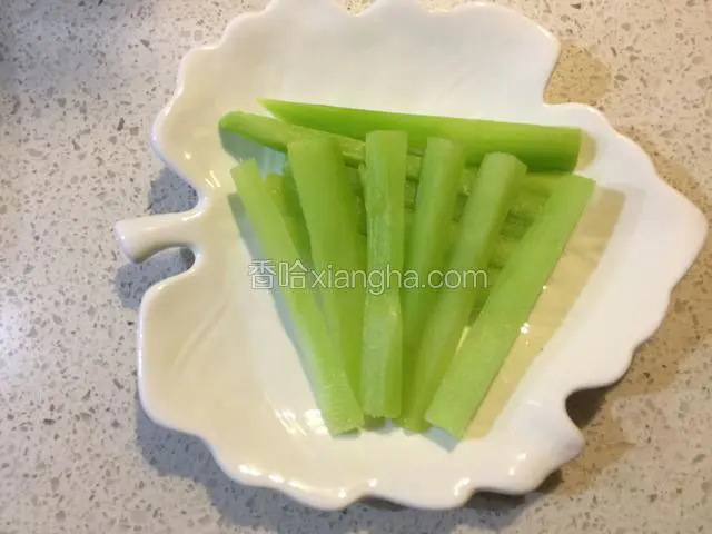 取出芥兰，装盆。
