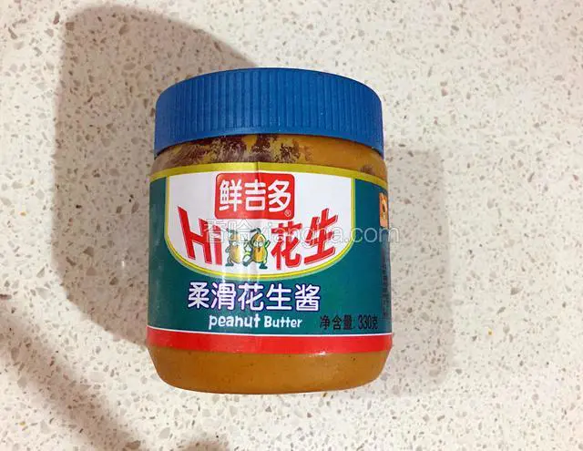 取花生酱一勺。