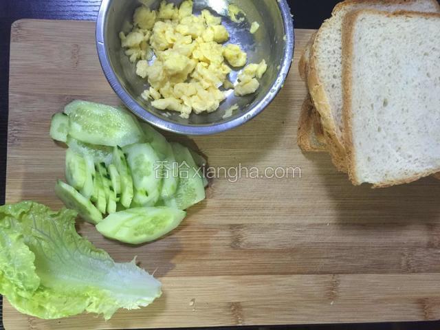 切好的黄瓜片 生菜等  