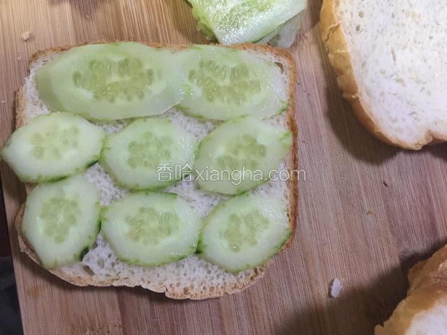 拿一片吐司 淋上甜辣酱或者你们喜欢的酱 铺上黄瓜片 生菜