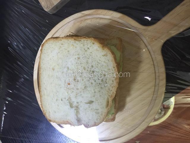 铺上第三层吐司  用保鲜膜包好  