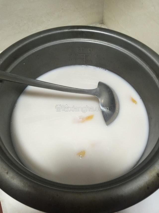 煮开红豆等煮面之后加入牛奶