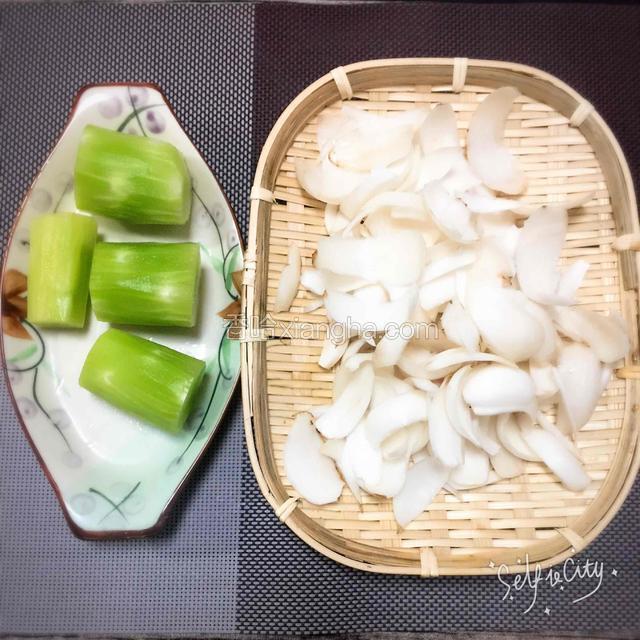 莴笋切小段后切片，百合掰开洗净