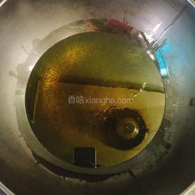 锅中倒入适量食用油，烧至七成热