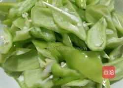 尖椒炒肥肠的做法图解1