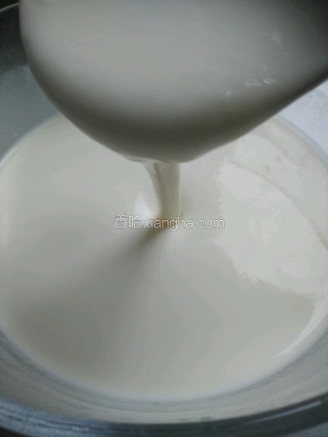 加入盐，用温水活成面糊，最好用筛子过滤一下，这样面糊更细腻