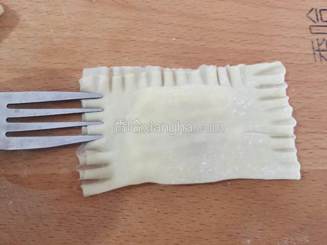用叉子按一下边沿加固，防止煎的过程中漏馅。依次做完所有的香蕉派。