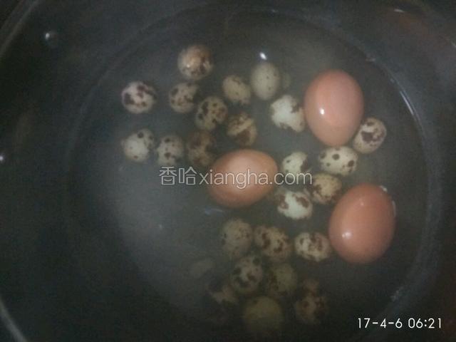 把鸡蛋、鹌鹑蛋放锅中煮熟。