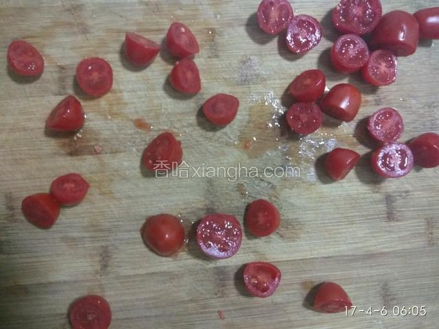 圣女果横着切一小半下来，做蘑菇盖子。