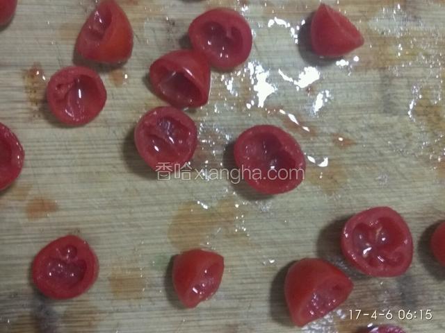 用小刀挖去圣女果的芯。把挖好的蘑菇盖放在鹌鹑蛋上，用牙签蘸少许沙拉酱做装饰。