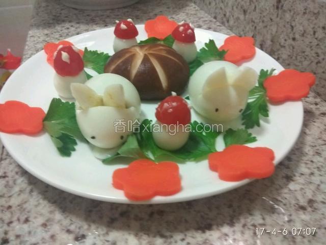 盘子中铺好芹菜叶，把胡萝卜花摆放好，香菇用小刀切成米字，放入盘中，再把用鸡蛋做好的小白兔、圣女果做好的蘑菇放在盘子中，一盘可爱的小白兔采蘑菇就做好了！