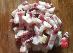 胡萝卜红烧肉的做法图解1