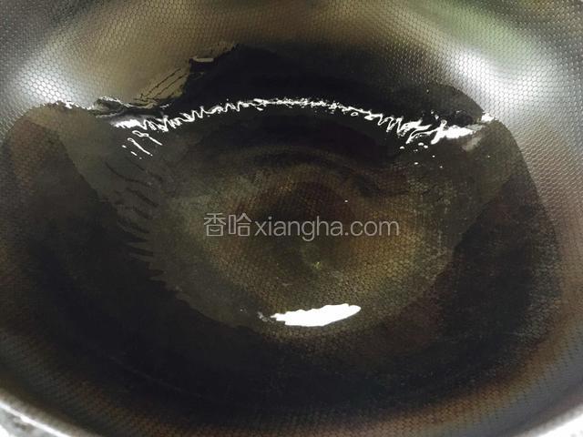 锅烧热倒入少许油。