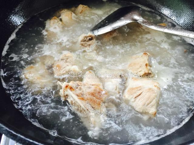加入开水，水量没过排骨再多一点儿就可以了。