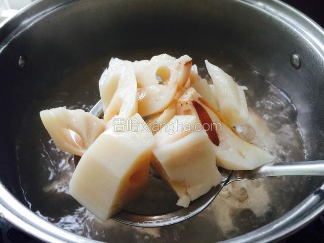 莲藕放在开水里煮一下后捞出。