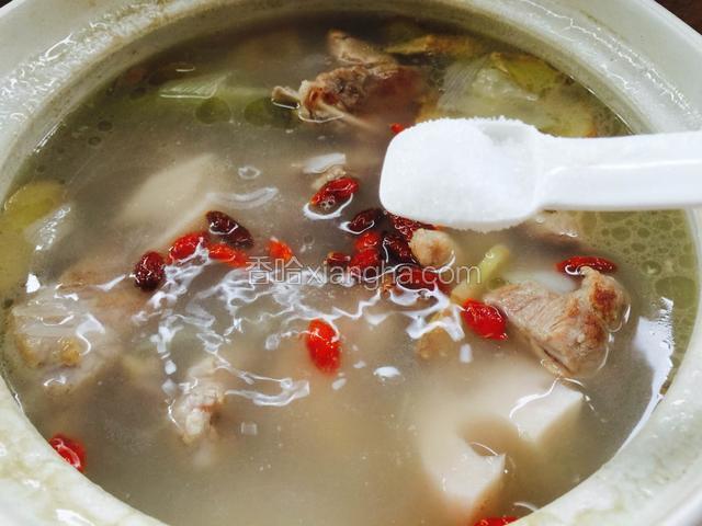 加入盐调味。