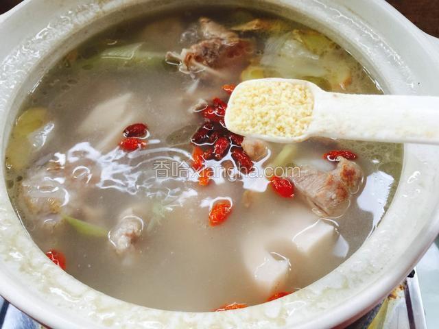再加入少许鸡精，继续炖5分钟后关火。