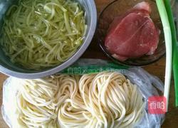 榨菜肉丝面的做法图解1
