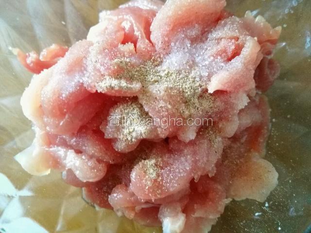 猪肉切丝，放一点盐，胡椒粉，料酒，腌制十分钟左右，香葱切葱花