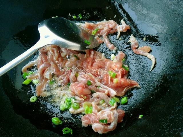 放入肉丝煸炒变色