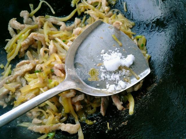 翻炒均匀，最后临出锅放入一点点白糖提鲜