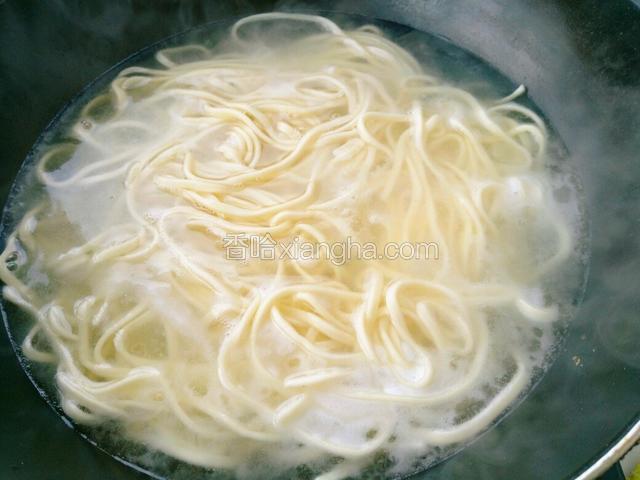 另起锅烧开水，煮面