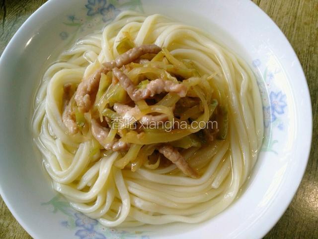 面盛入碗内，上面放一点炒好的榨菜肉丝，大功告成