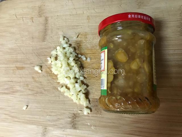 准备好适量蒜末和豆瓣酱。