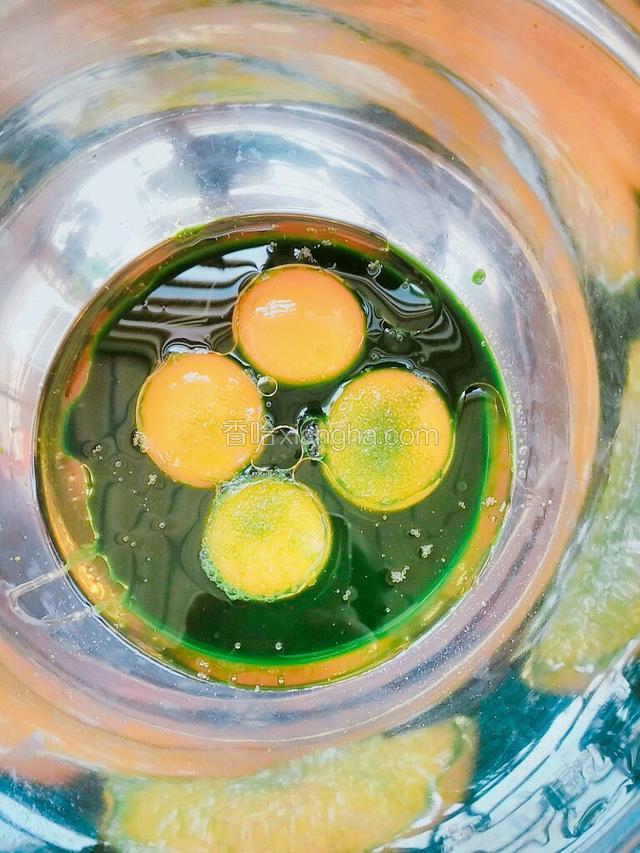 蛋黄蛋清分开，蛋黄中加入40克菠菜汁，40克色拉油，10克糖搅拌均匀。