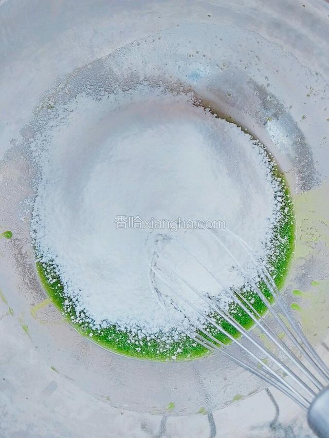 筛入40克低筋面粉拌匀。