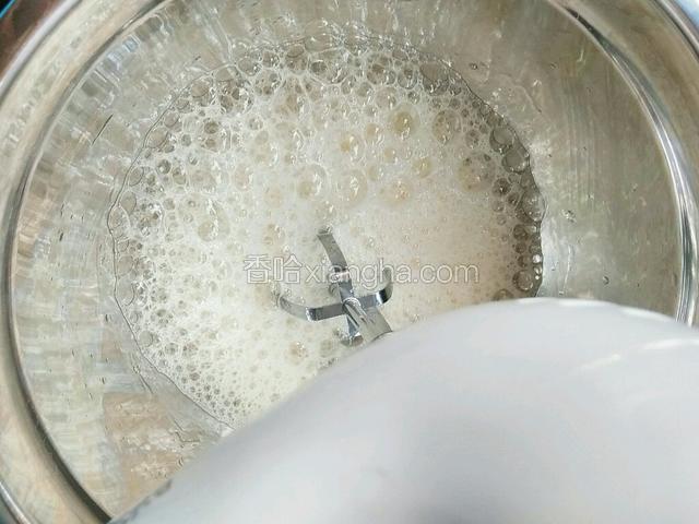 蛋清加入4滴柠檬汁，用高速打蛋器打发，打发过程中30克糖分3次加入。