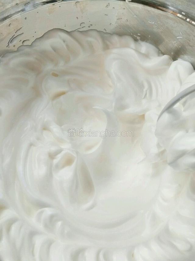 蛋清打发至湿性发泡（能拉出弯角）